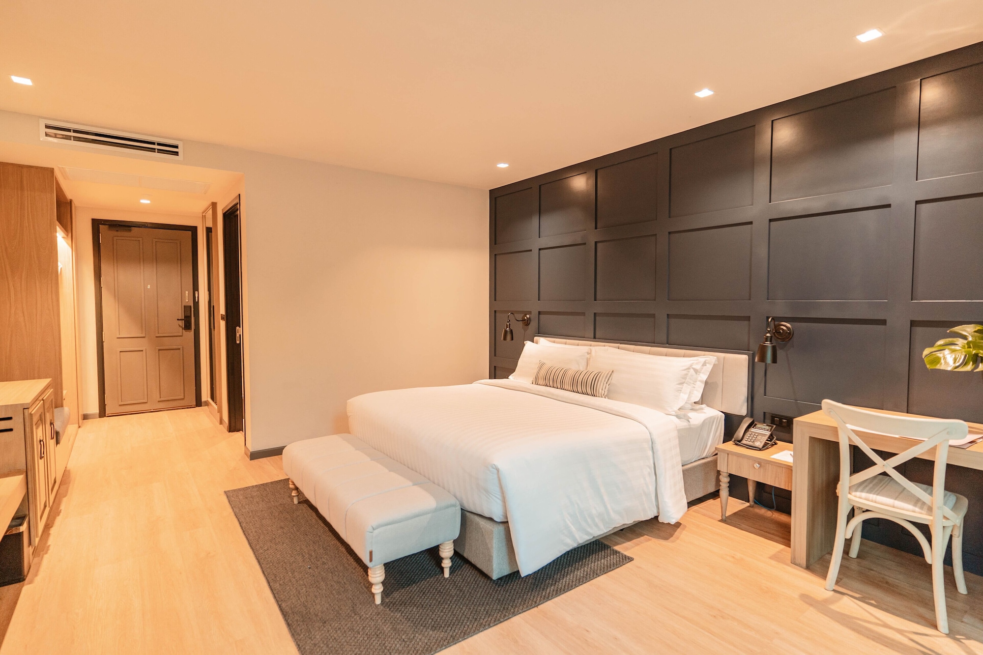 Deluxe, King Bed, Garden Wing