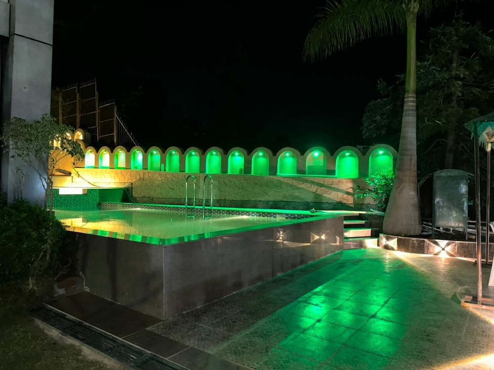 HOTEL ROYALE PALACE 50/51
