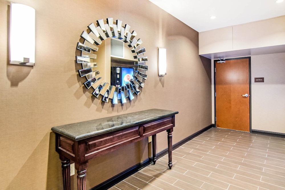 Comfort Inn and Suites Independence 6/40