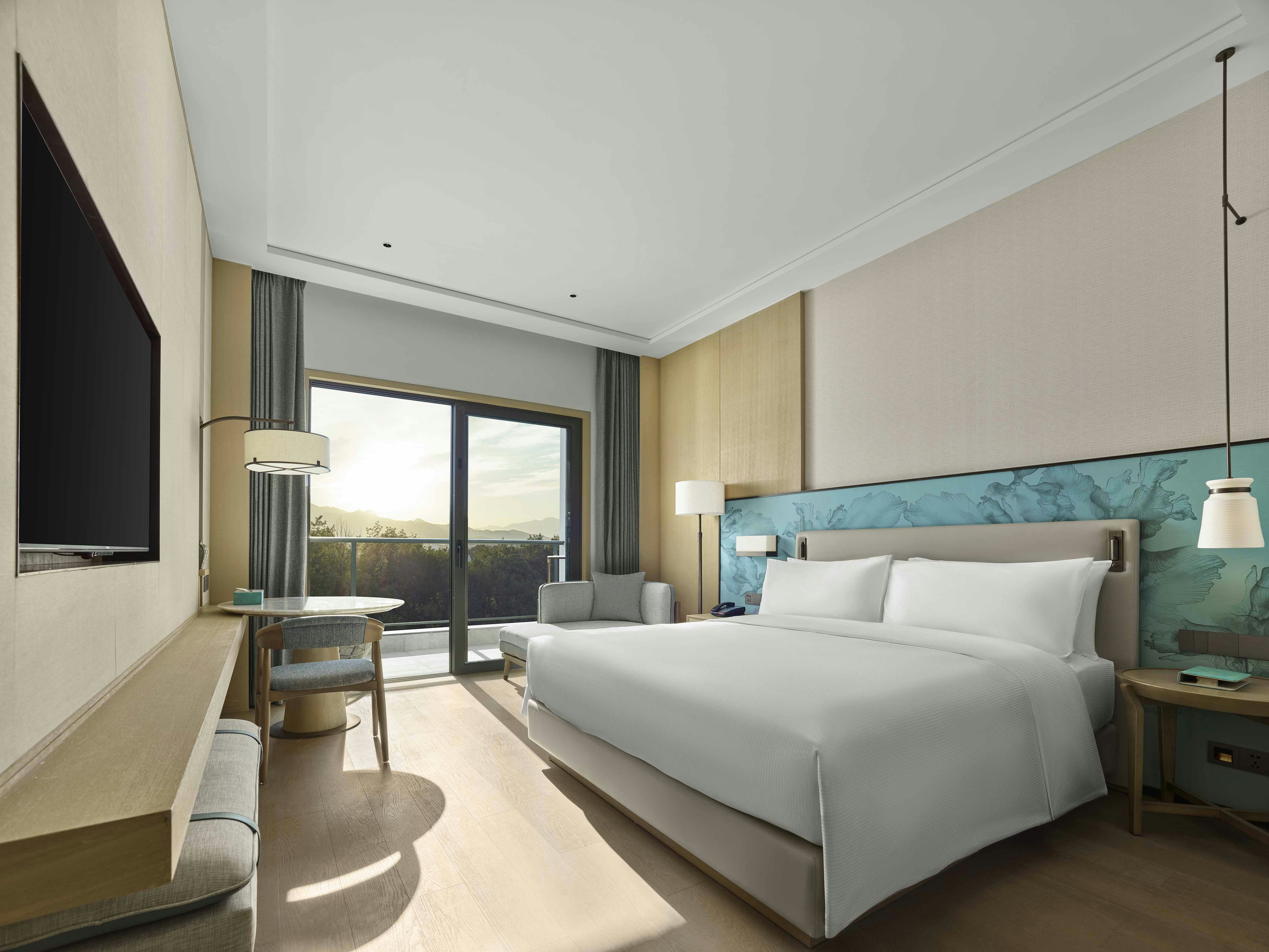 GUEST ROOM, KING BED, HIGH FLOOR