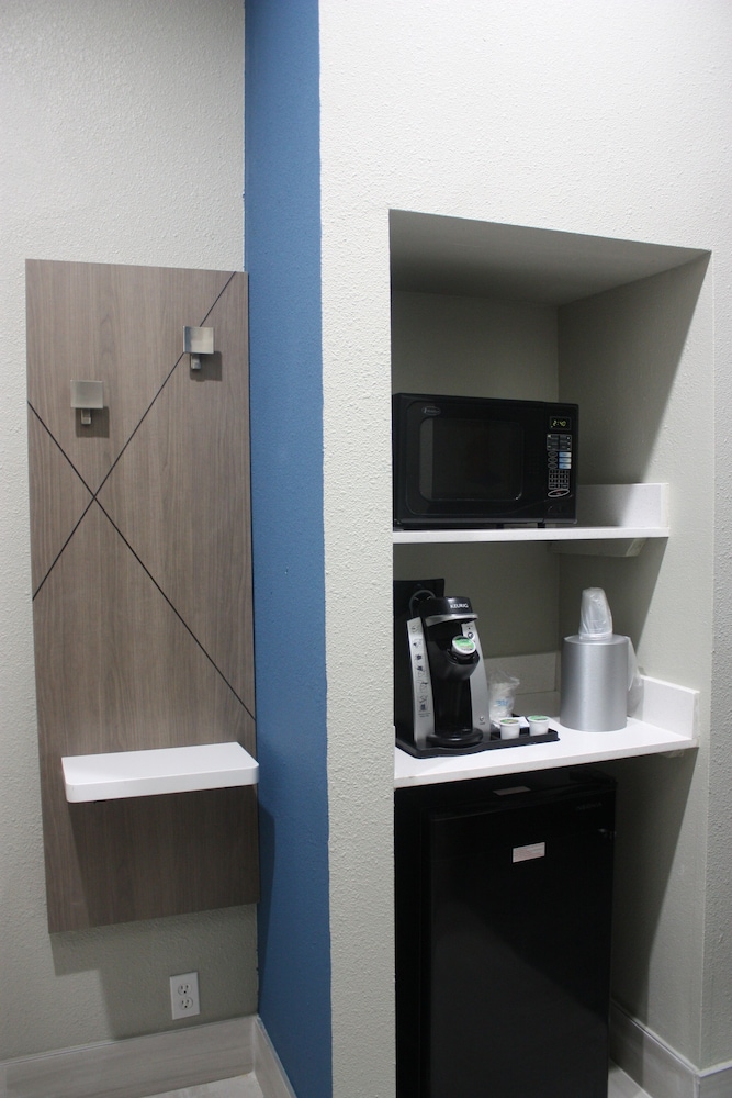 غرفة قياسية بسرير كوين، Holiday Inn Express Hotel & Suites Shamrock North 3/3