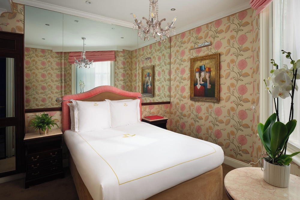 Classic, Queen Bed, Rubens At the Palace 2/9