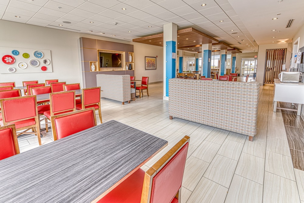 Holiday Inn Express Suites Rantoul 11/76