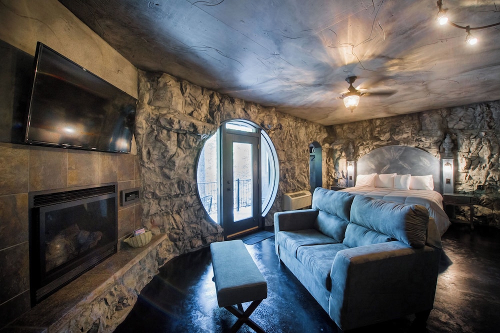 Eureka Springs Treehouses, Hobbit Caves &amp; Castles 19/52