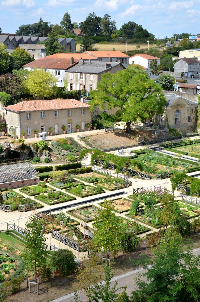 CHATEAU COLBERT 34/36
