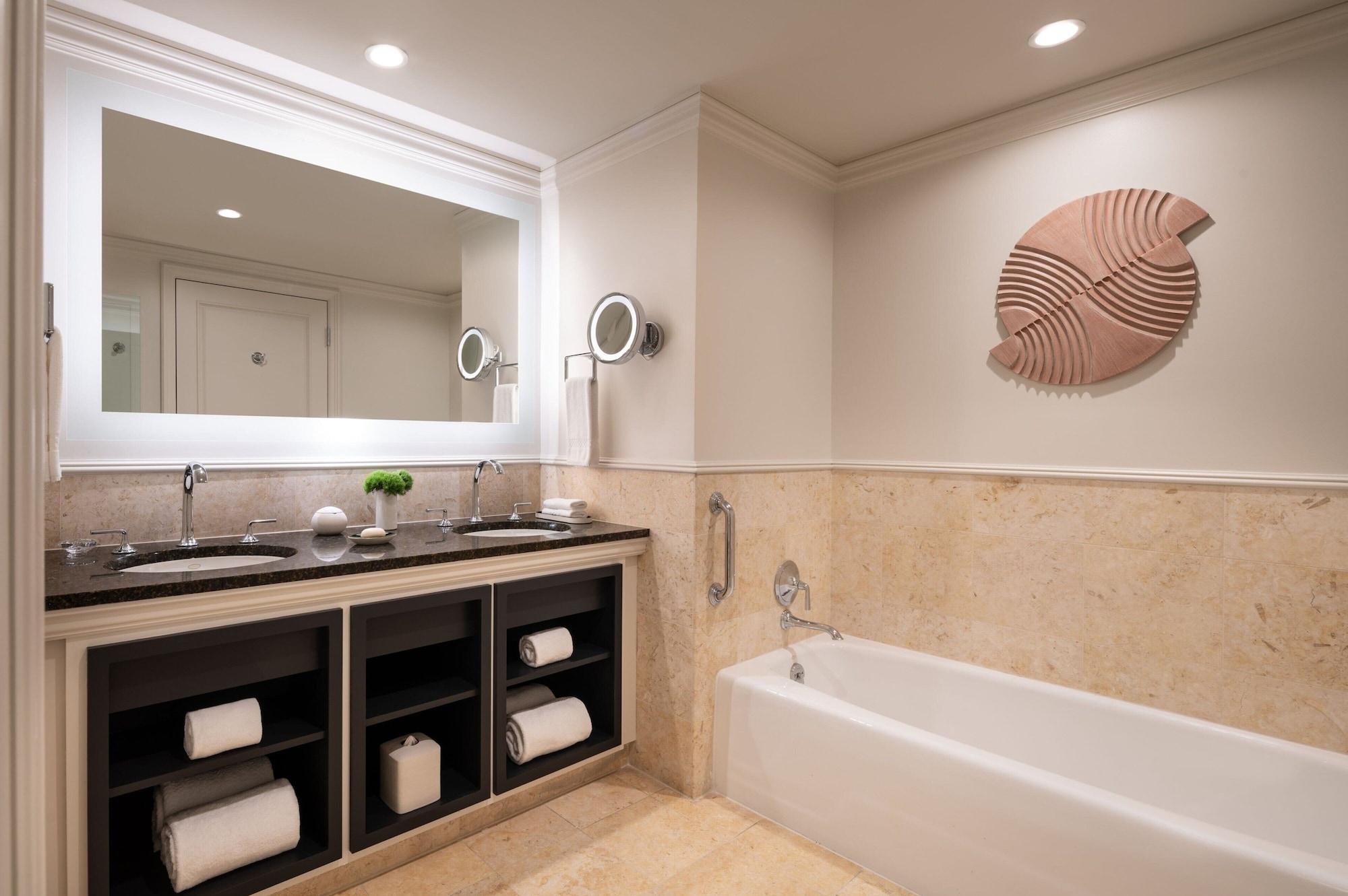 جناح بشرفة بغرفتي نوم، The Ritz Carlton Grand Cayman 3/3