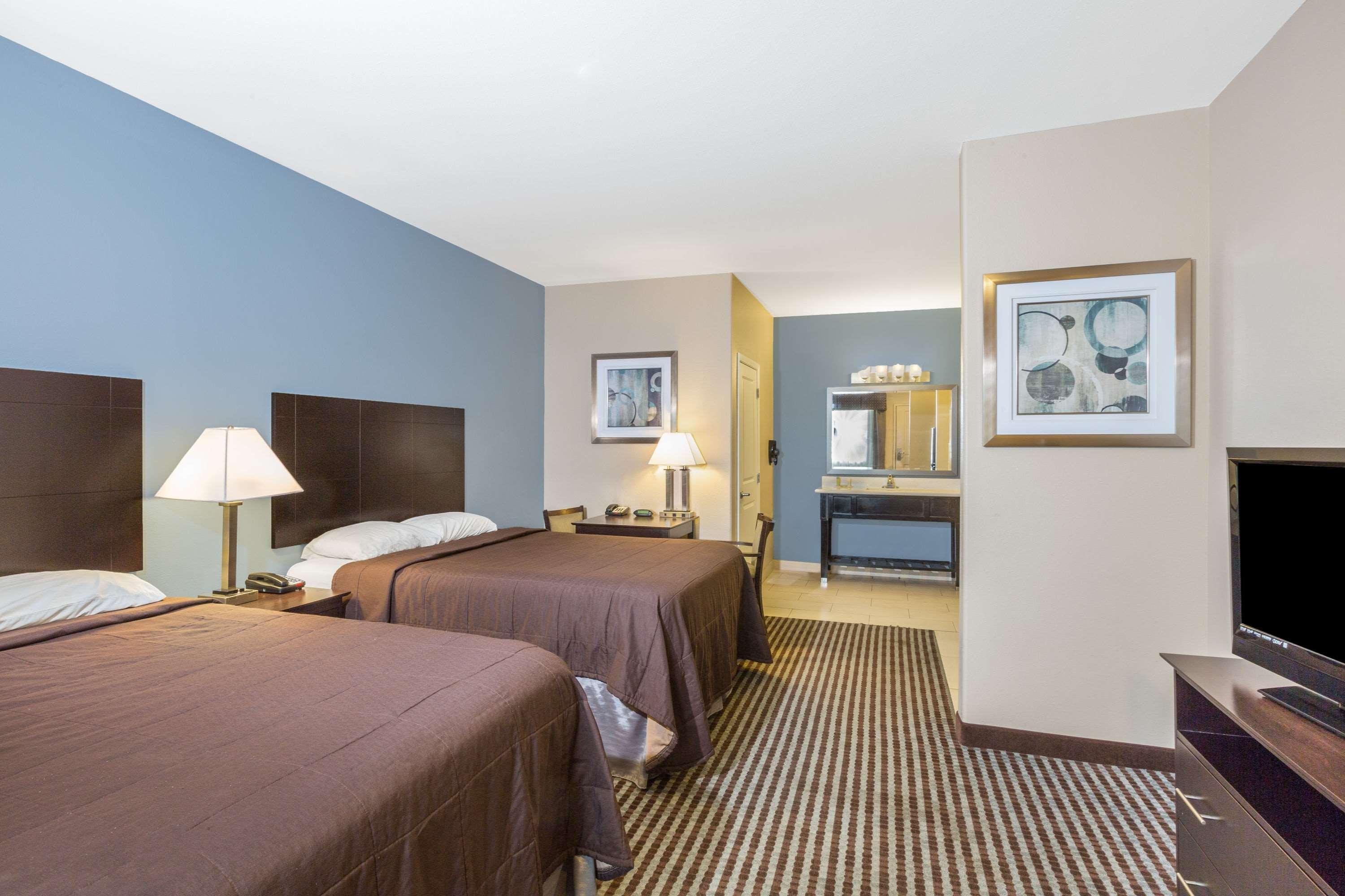 Efficiency, 2 Queen Beds