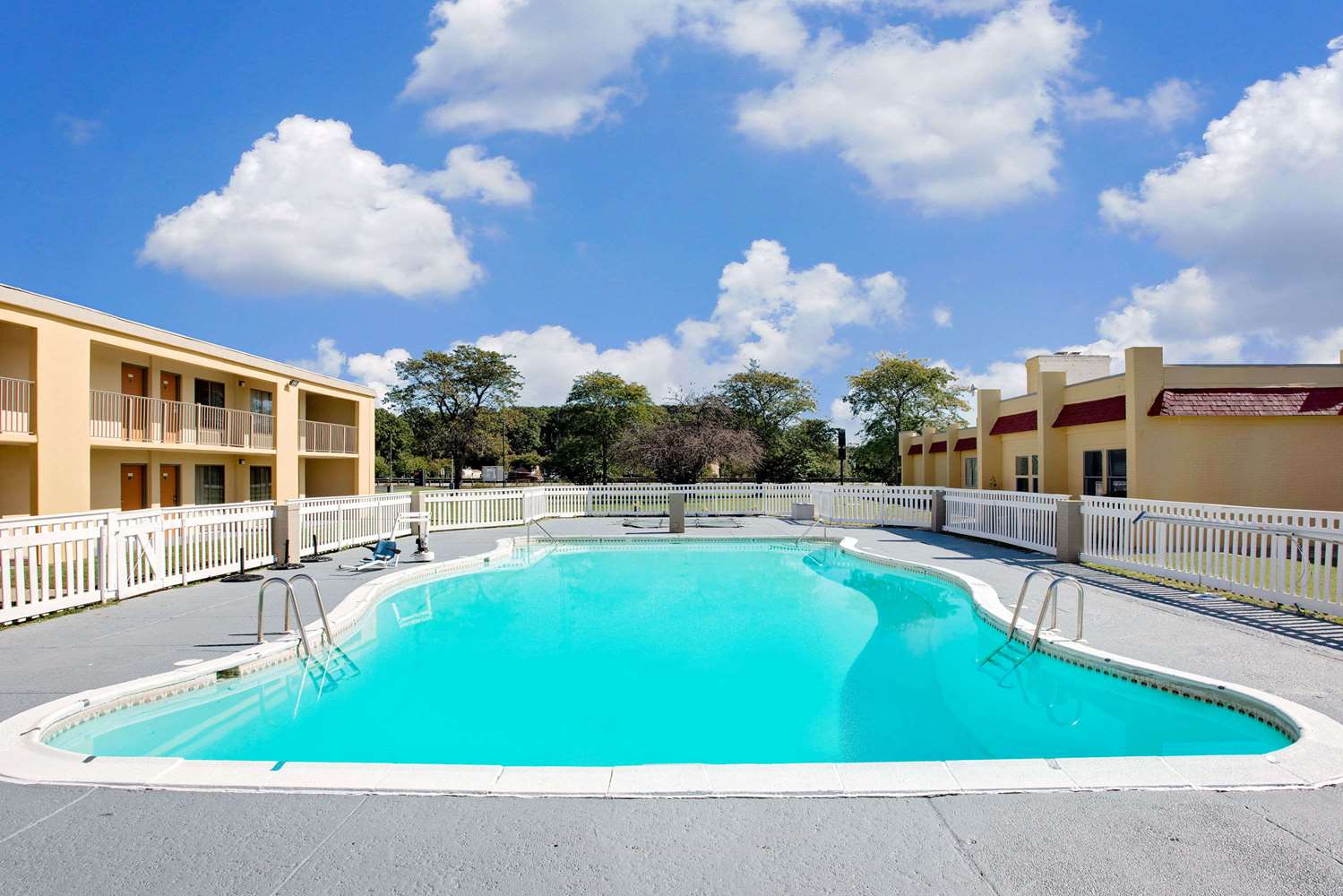 Days Inn By Easton 13/18