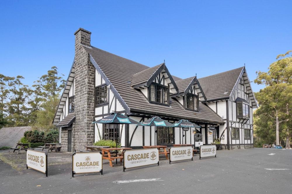 The Fox and Hounds Historic Hotel 42/61