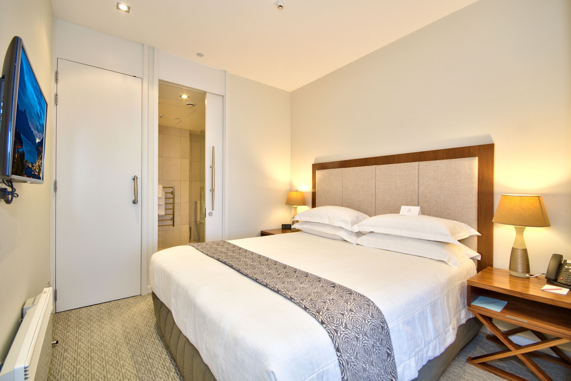 1 BEDROOM, EXECUTIVE, APARTMENT, LAKE VIEW
