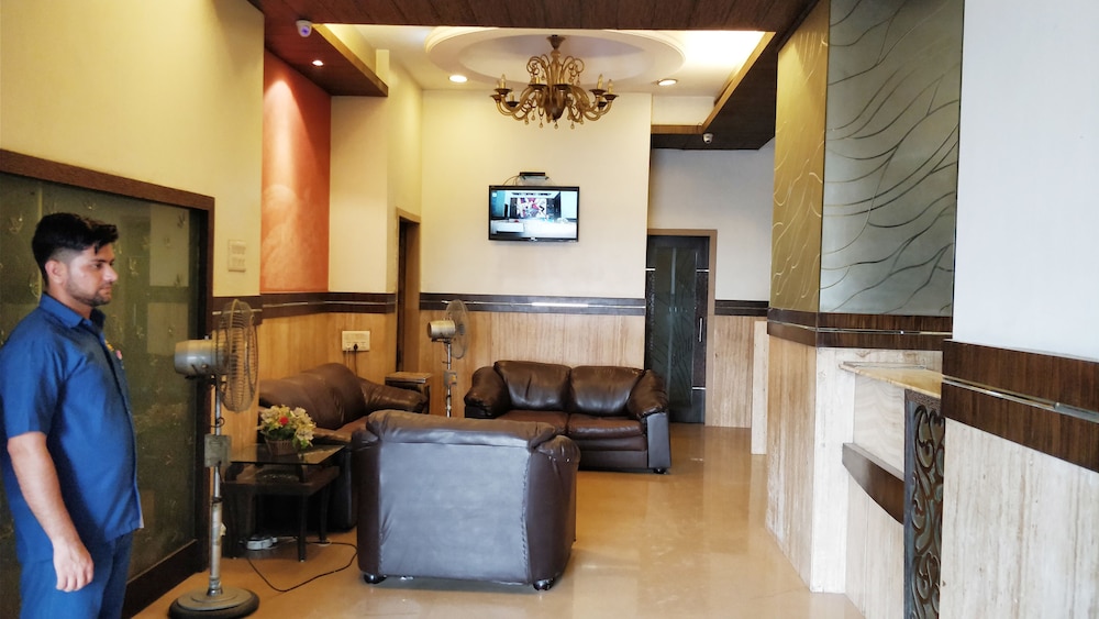 Kamran Residency 8/50