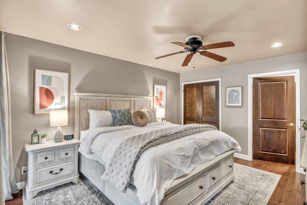 Town House, King and Queen Bed
