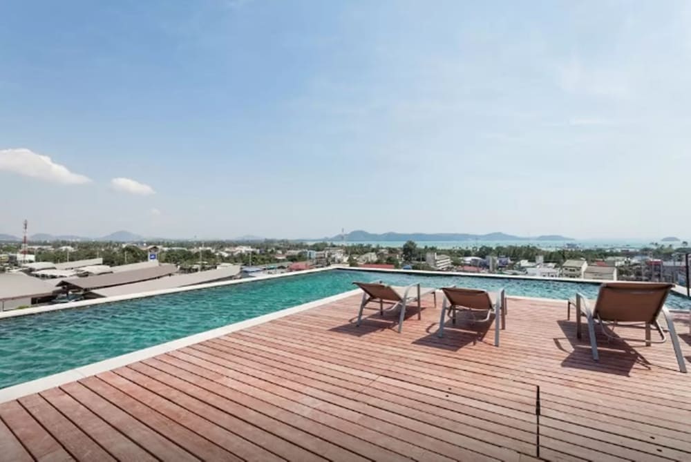 DLUX Condominium 38/44