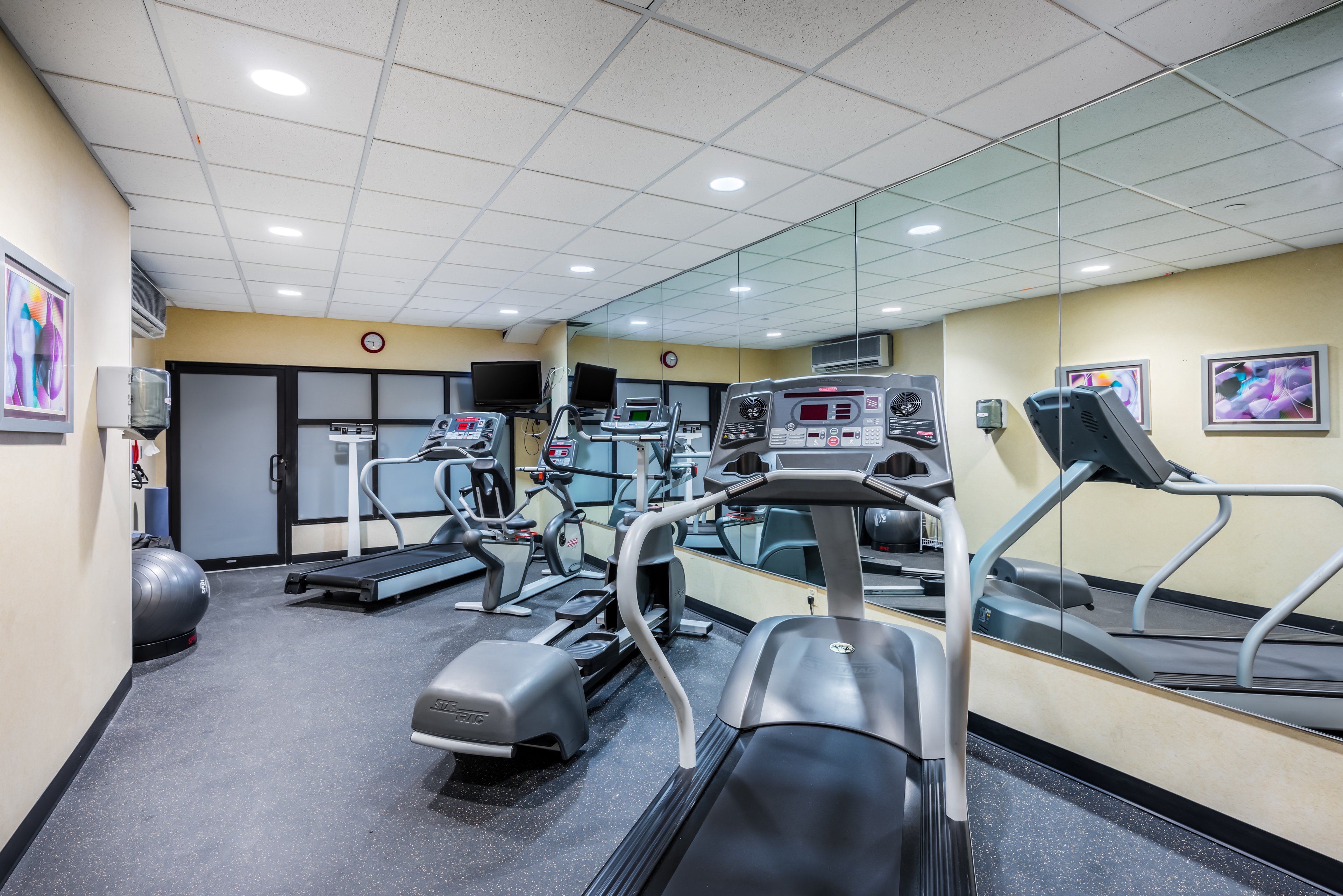 Holiday Inn Express & Suites North East 34/53