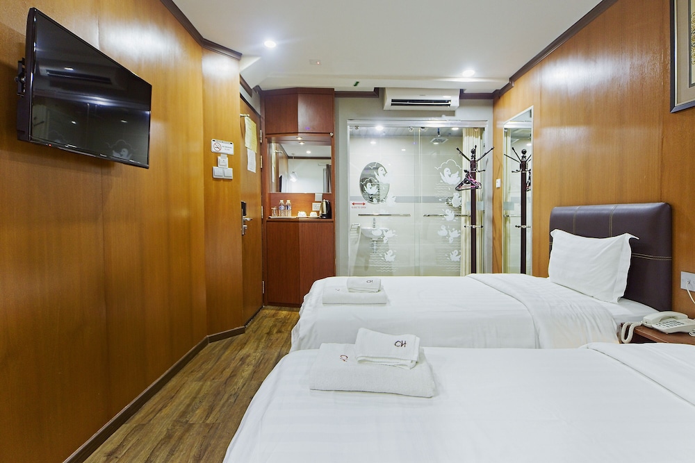 ROOM, DOUBLE BED, NO WINDOW