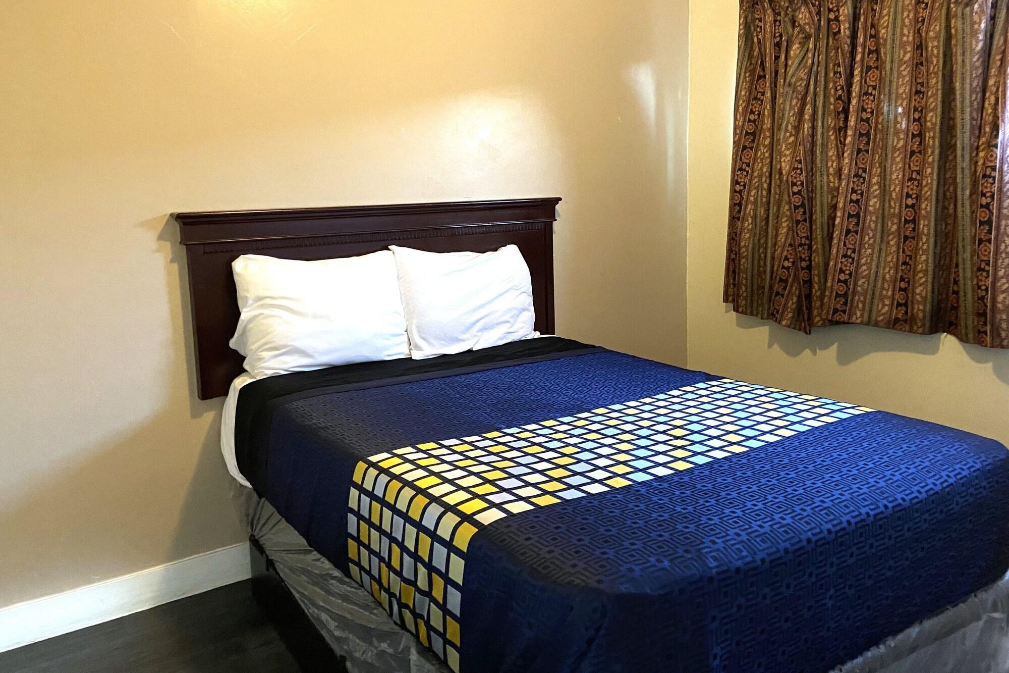 Room, Multiple Beds, Smoking, Robinhood Motel Anaheim West 5/7