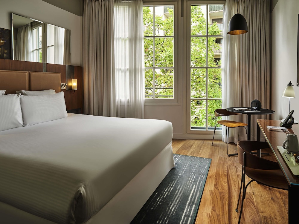 DELUXE, KING BED