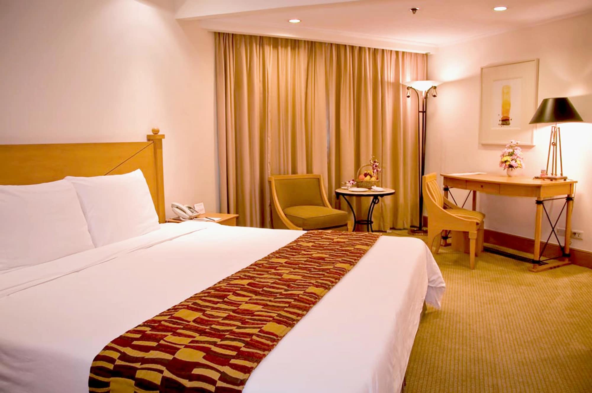 غرفة ديلوكس بسرير كينج، The Heritage Hotel Manila 3/10
