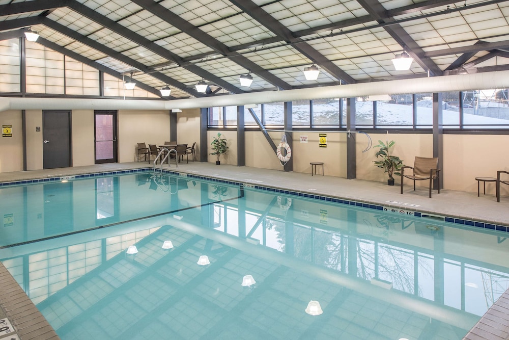 Hyatt Place Minneapolis/Eden Prairie 32/68