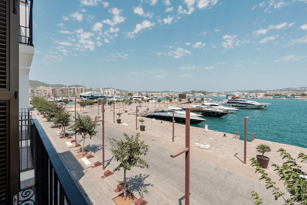 Hotel Ryans La Marina 62/69
