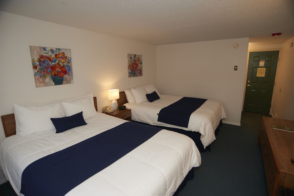 Standard, 2 Queen Beds, No Elevator
