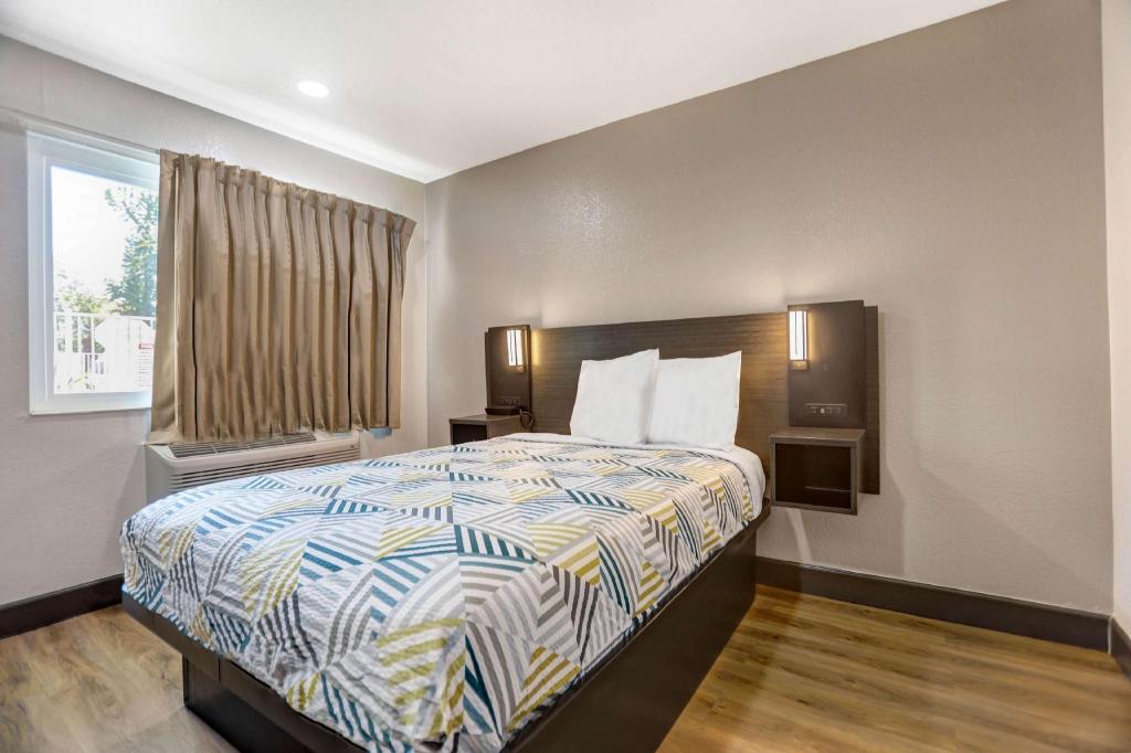 غرفة بسرير كينج، Motel6 San Bernardino, CA - North 4/10