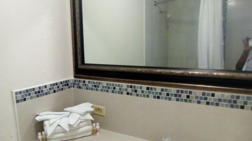 THE COLONY CLUB INN AND SUITES 22/55