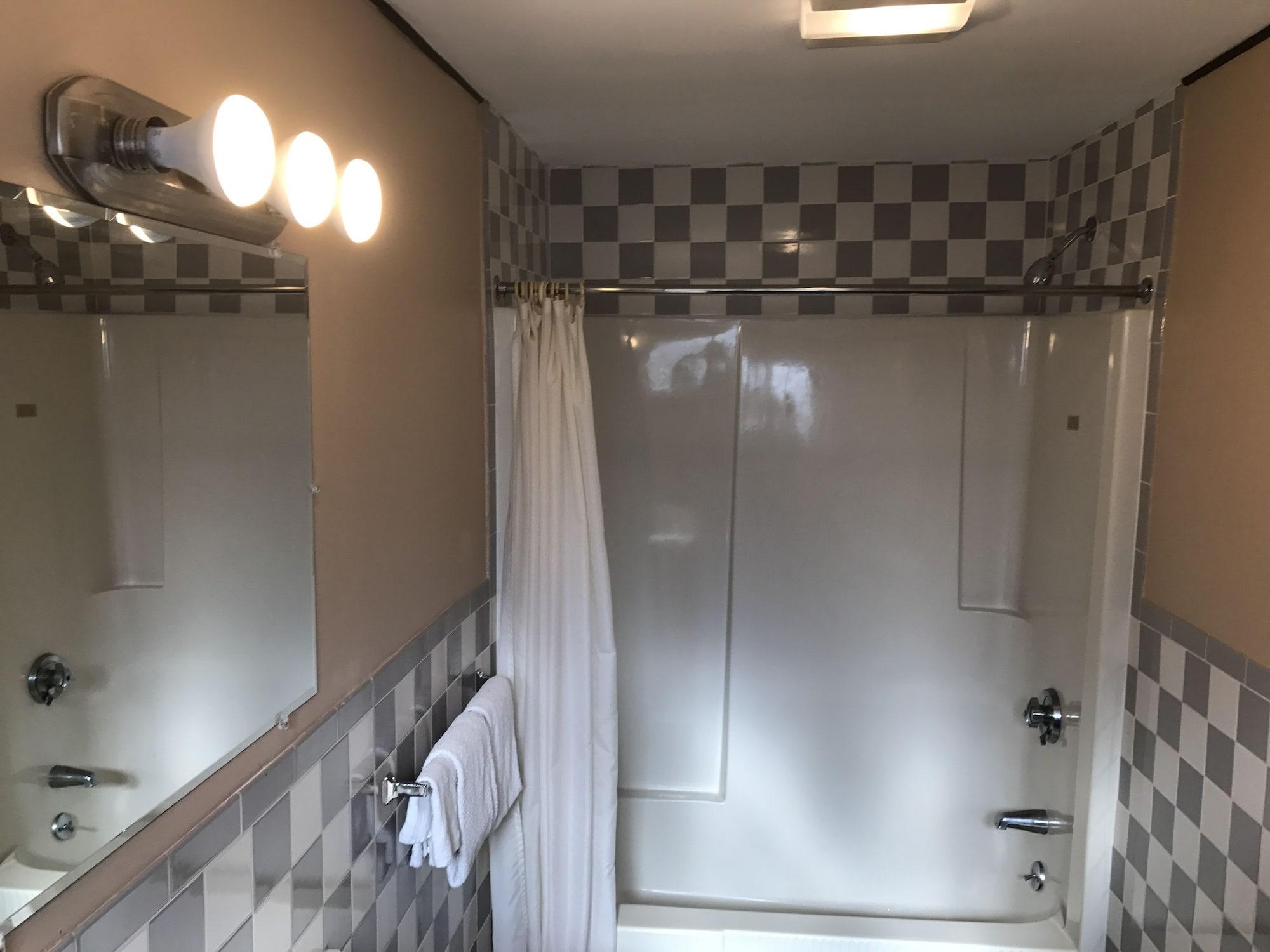 Capri Motel 3/50