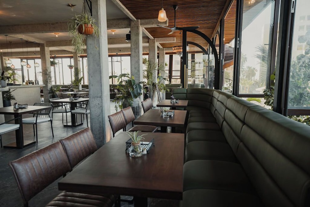 Sunrock Hotel & Suites 32/50