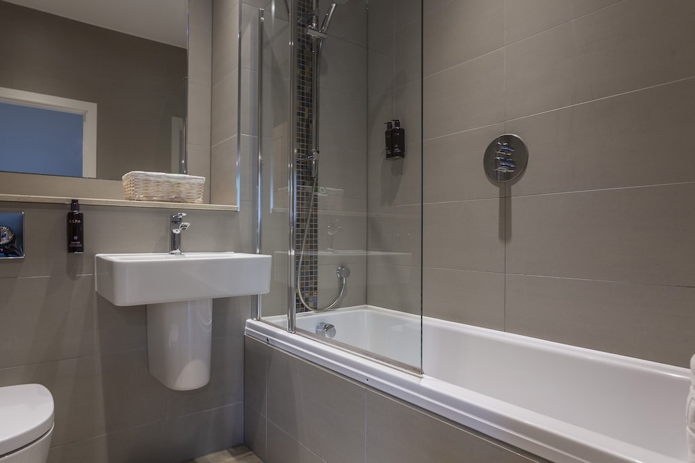 Orsett Hall Hotel 41/46