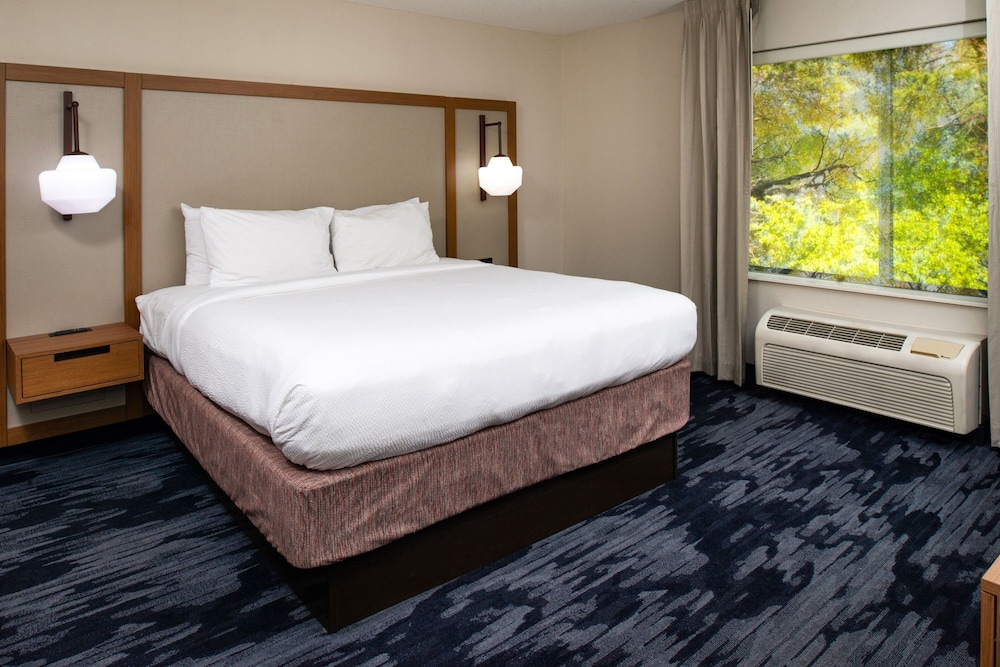 Room, King Bed, Sofa, Fairfield Inn Suites By Marriott Greensboro Wendover 3/4
