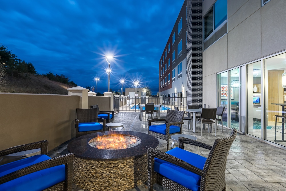 Holiday Inn Express Suites Gainesville Lake Lanier Area 3/59