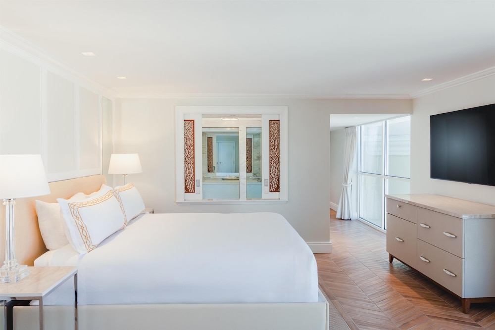 Studio, Suite, King Bed, Resort View 2/4
