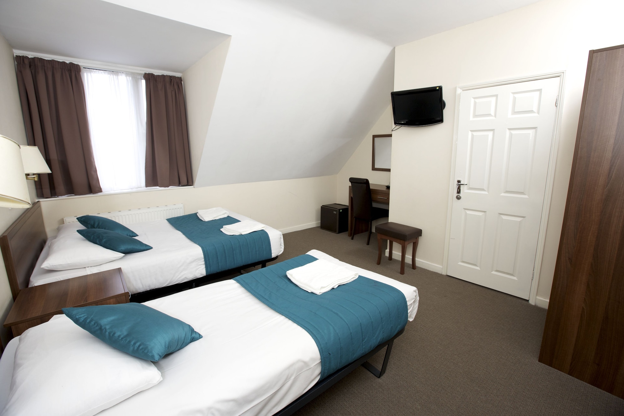 ROOM, TWIN BEDS