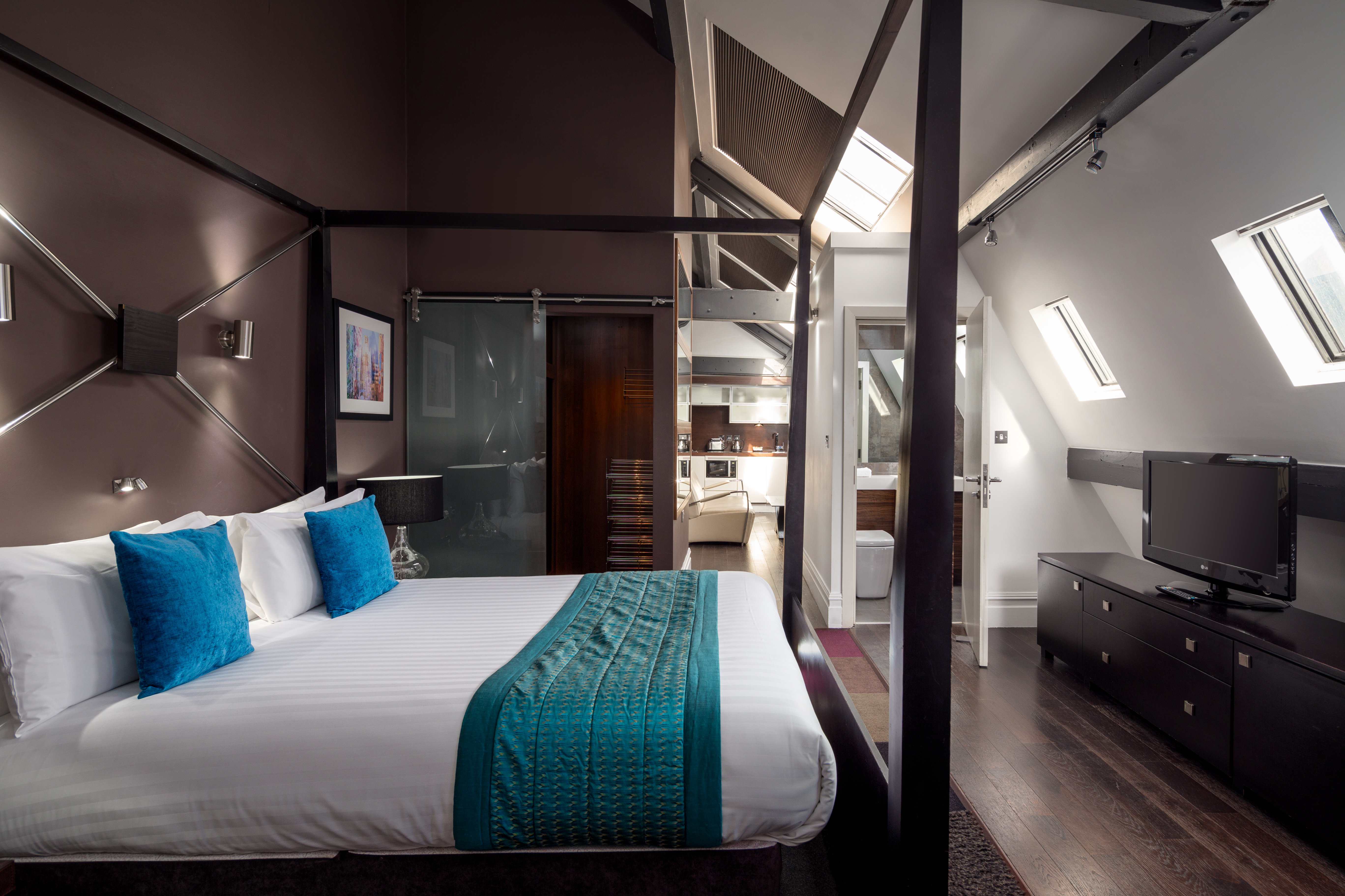 Roomzzz Manchester 4/26