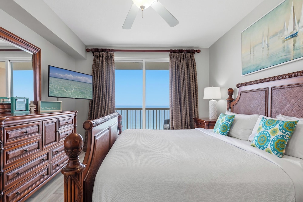 3 BEDROOMS, CONDO, BEACH FRONT