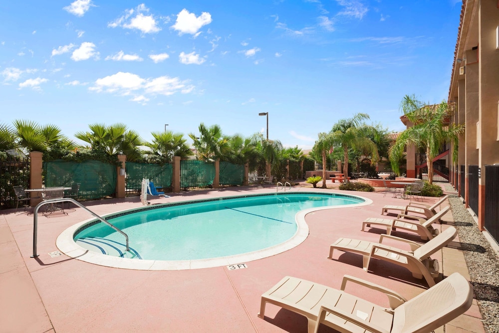 Super 8 By Wyndham Indio 2/28
