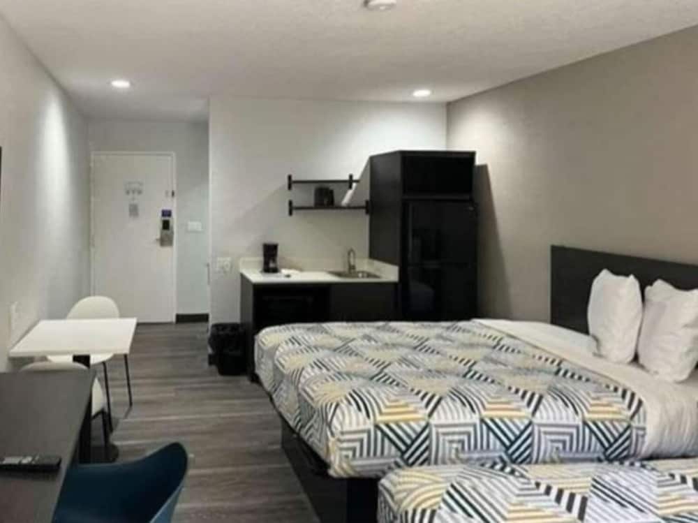 Room, 2 Double Beds, Kitchen, Studio6 Little Rock, AR - South 2/8