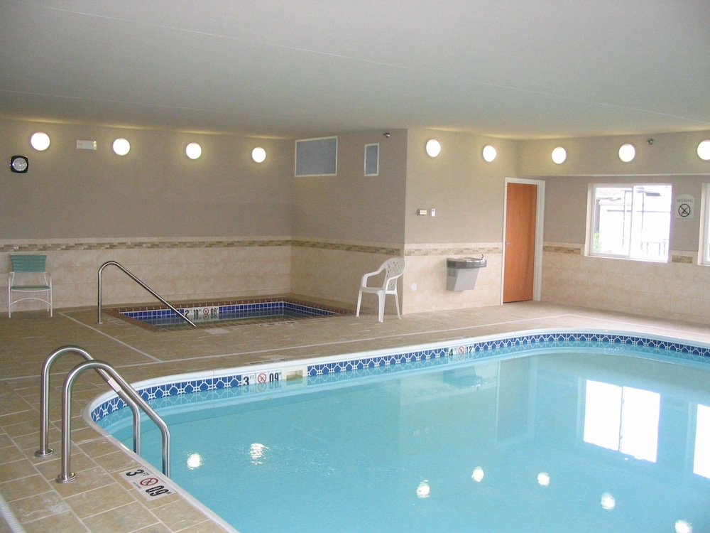 Holiday Inn Express Jamestown 24/39