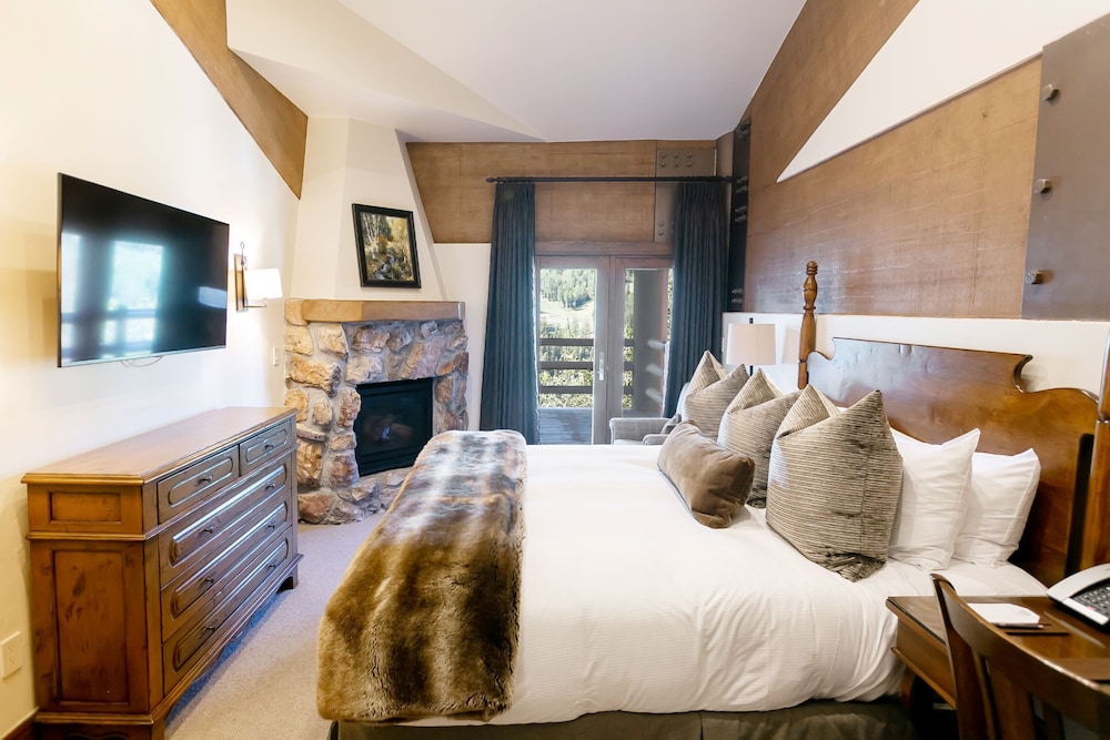 3 Bedrooms, Luxury, Suite, 2 King Beds, Queen Murphy Bed, Mountain View, 2 Murphy Beds, 2 Queen Beds, 2 Jetted Tub