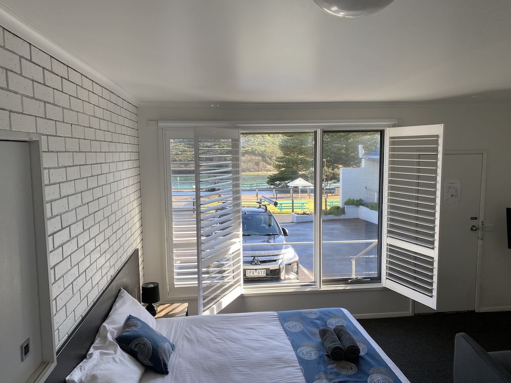 SOUTHERN OCEAN MOTOR INN 28/67