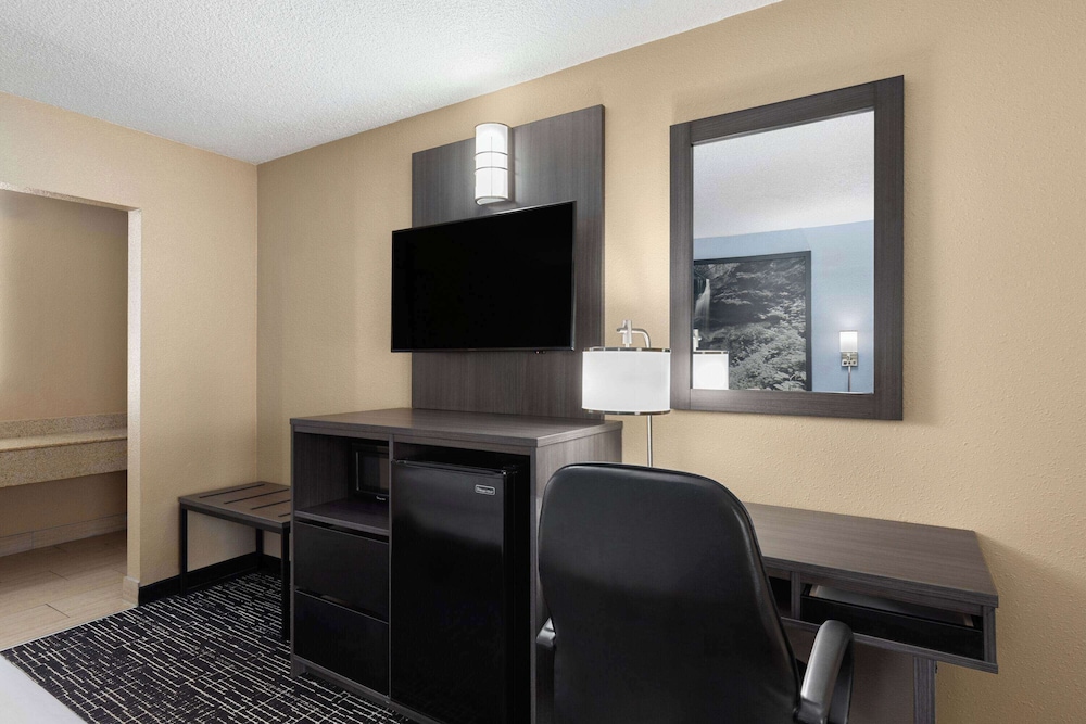 Super 8 by Wyndham Paducah I-24 Exit 4 47/60