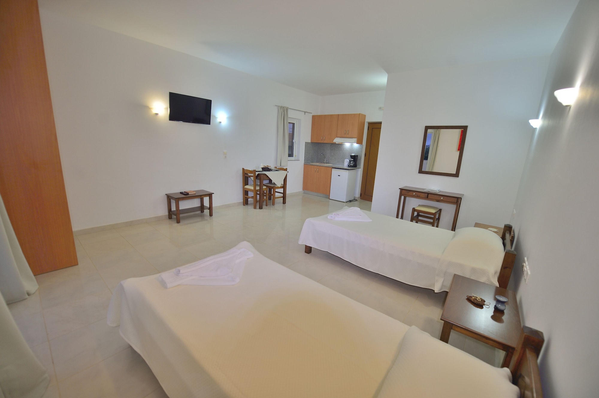 Studio, Twin Beds, Pool View