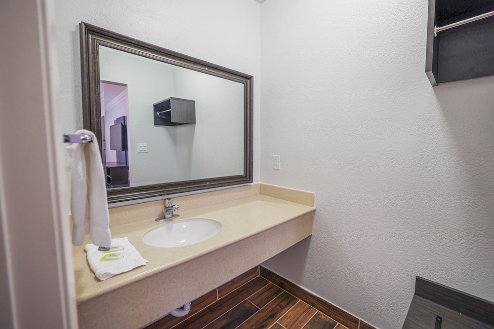 Deluxe, 2 Queen Beds, Motel6 Tustin, CA – Orange County 6/8
