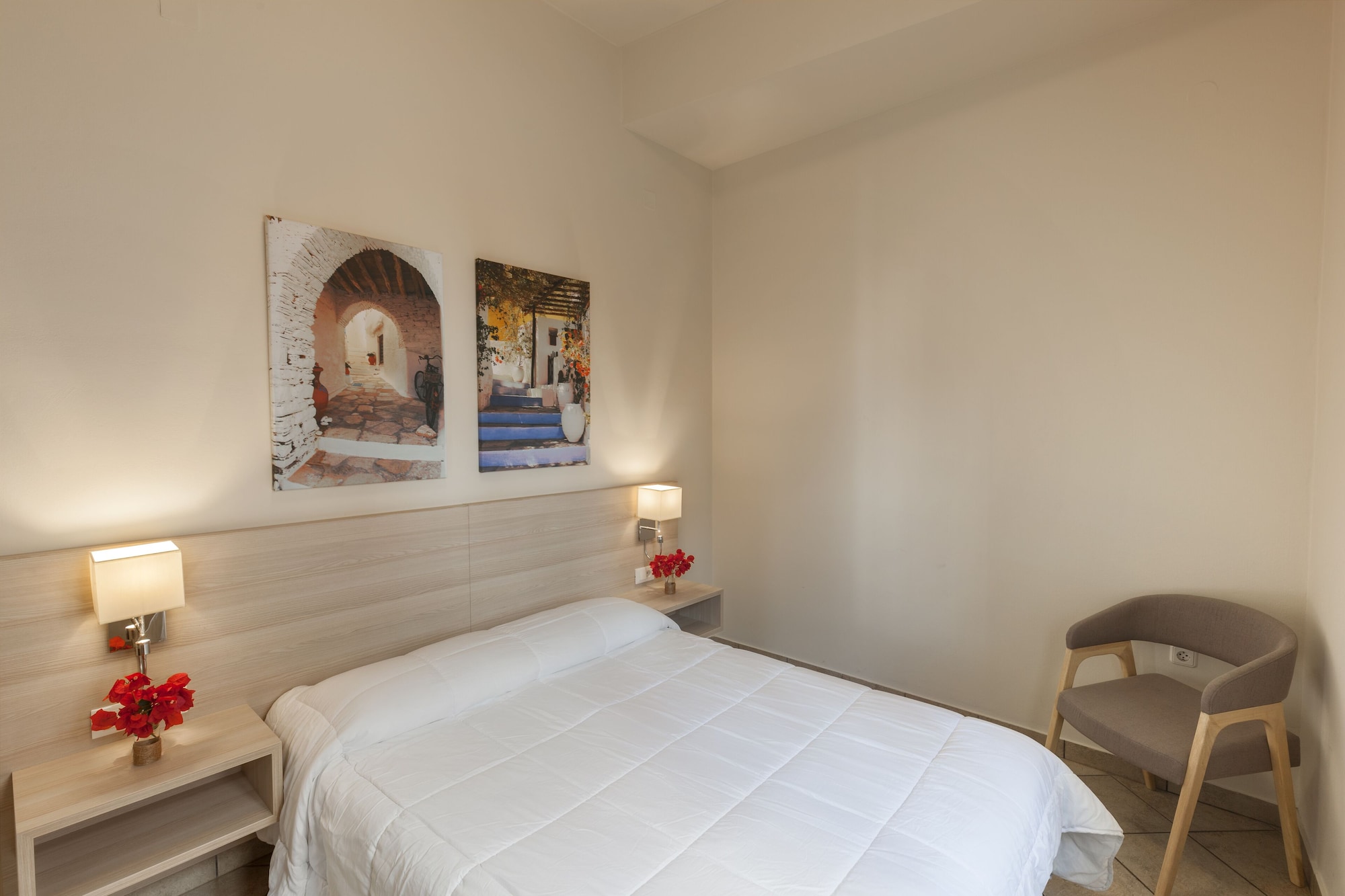 ROOM, DOUBLE BED, SMALL