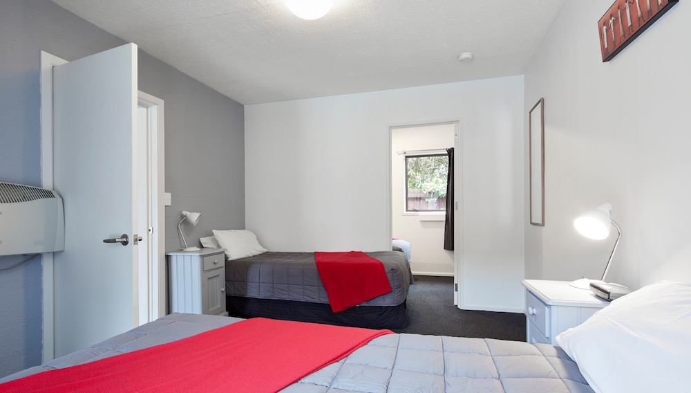 2 BEDROOMS