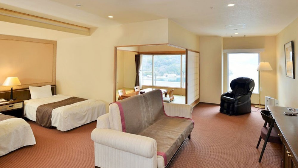Semi Room, Suite