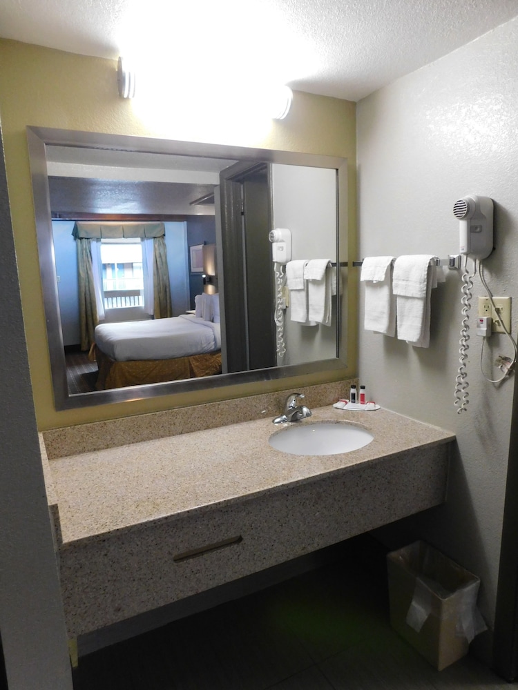 Days Inn & Suites By Wyndham Downtown Gatlinburg Parkway 67/68