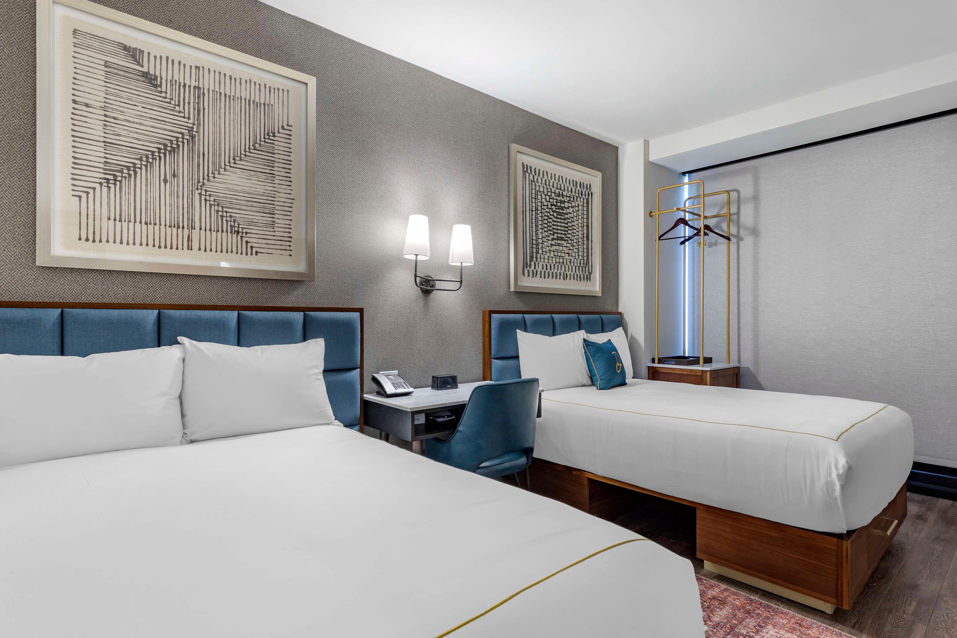 DELUXE, 2 DOUBLE BEDS, CITY VIEW