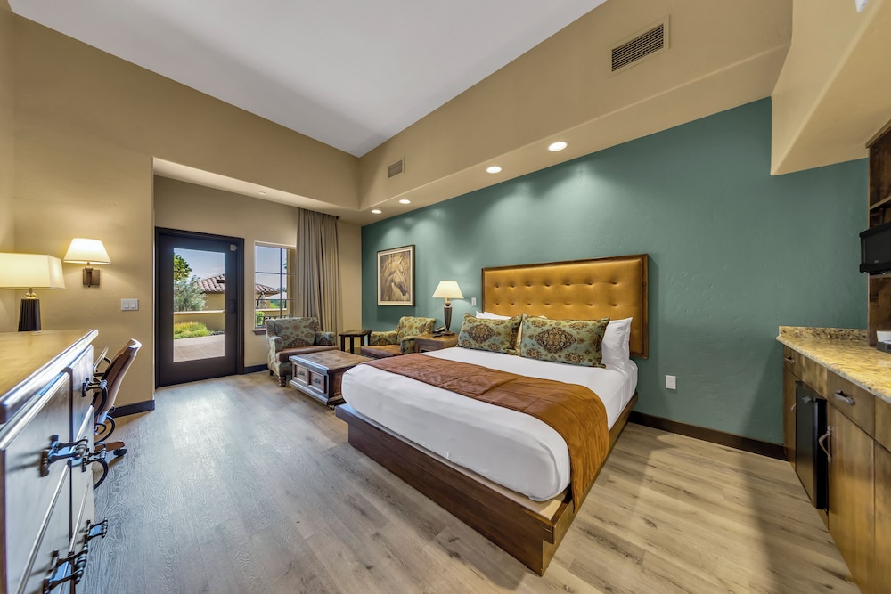 Suite, King Bed, Parlor, Balcony